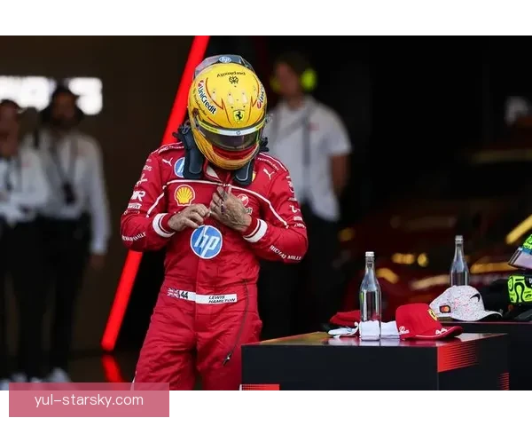 2025年JLo惊艳亮相F1法拉利车队 力压蝙蝠侠追星成功